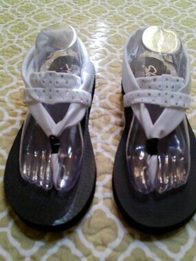 Skechers Yoga Foam Flip Flops Womens 11 White Studded Thong Sandals LIKE NEW